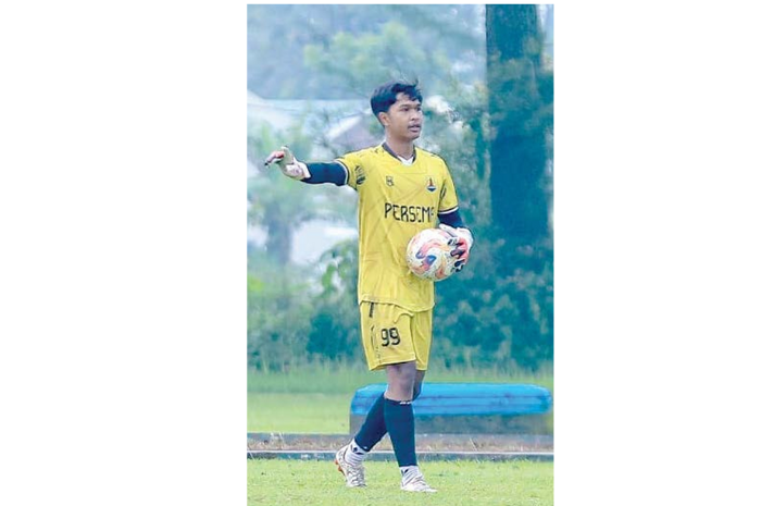 ADAPTASI LANCAR: Fahad Ahmad Awazi mendapat kesempatan bermain dalam laga uji coba Persema melawan Tim Sepak Bola Porprov Jatim Kota Malang, pekan lalu. (FAHAD AHMAD AWAZI FOR RADAR MALANG)