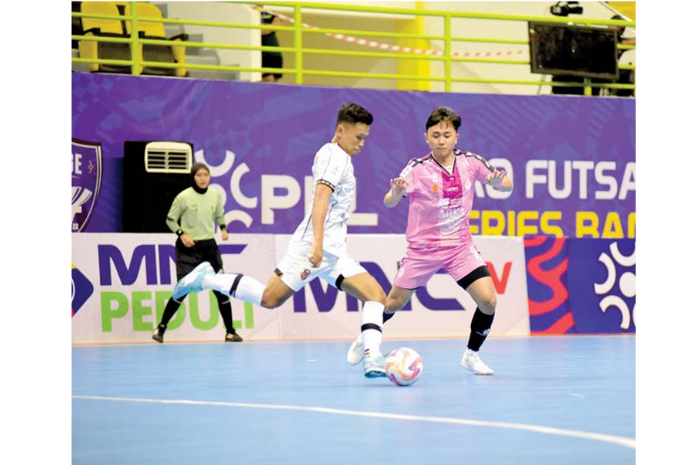 PERBAIKI KEKURANGAN: Flank Unggul FC Malang Adam Ahlan berusaha menghalau pemain Sadakata United melepaskan umpan dalam laga PFL putaran pertama, 19 Januari lalu.(MO UNGGUL FC MALANG FOR RADAR MALANG)