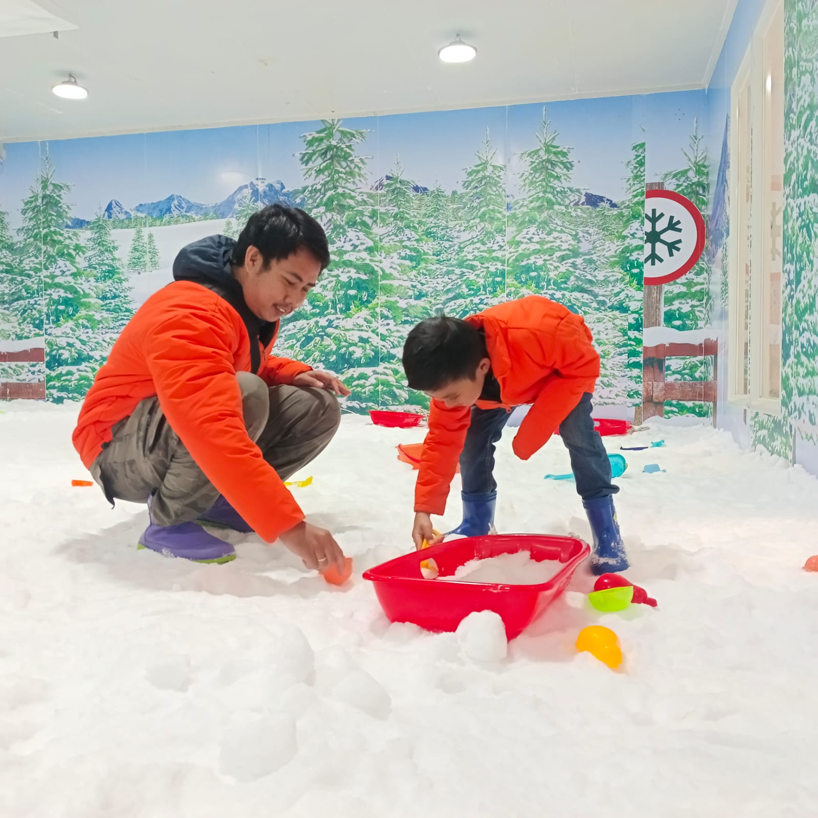 Salah satu pengunjung lagi seru bermain salju wahana salju di wahana frozen land transmart MX Mall (23/3).