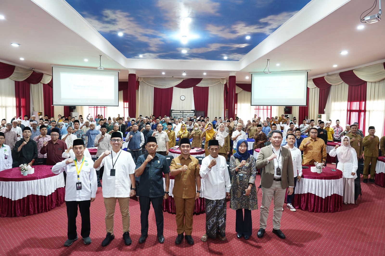 UNTUK UMAT: OJK saat melakukan TOT untuk penyuluh Agama dan Takmir Masjid di Pasuruan sehingga mereka bisa menjadi jembatan literasi keuangan bagi masyakarat.