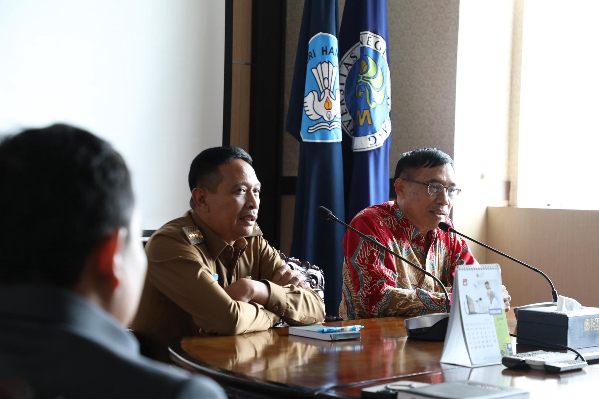 CARI SOLUSI: Wali Kota Malang Wahyu Hidayat saat berdiskusi dengan Rektor Universitas Negeri Malang (UM) Prof Dr Hariyono, Senin kemarin (24/3).