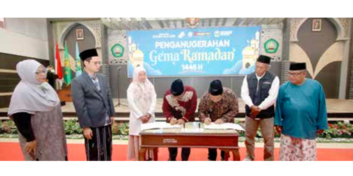 SINERGI: Penandatanganan MoU oleh Rektor Universitas Islam Malang Prof Drs H Junaidi MPd PhD dan Direktur Jawa Pos Radar Malang Tauhid Wijaya, di Aula Abdurrahman Wahid (Gus Dur), Minggu (23/3).
