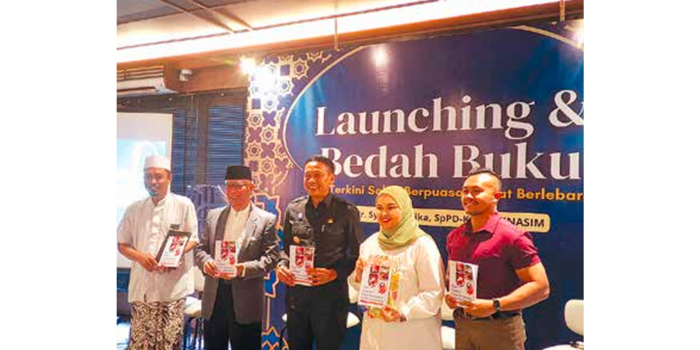 GEMAR MENULIS: Dr dr Syifa Mustika SpPD KGEH FINASIM (dua dari kanan) me-launching buku barunya di ascent hotel and Caf&eacute;, kemarin.