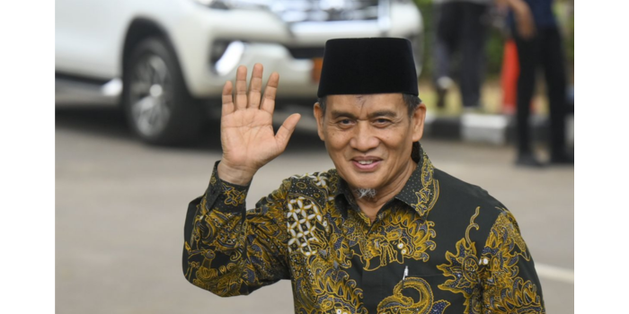Politikus Partai Gerindra Romo H. R. Muhammad Syafii menyapa wartawan setibanya di kediaman Presiden Terpilih Prabowo Subianto di Jalan Kertanegara, Jakarta Selatan, Selasa (15/10/2024). ANTARA FOTO