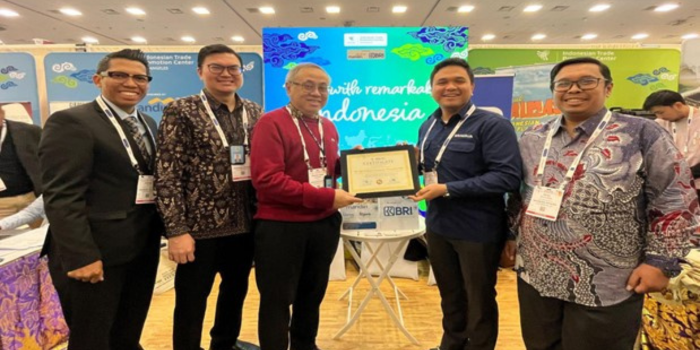 Penyerahan Sertifikat di Tengah Rangkaian Pameran Natural Product Expo West 2025 di Los Angeles.