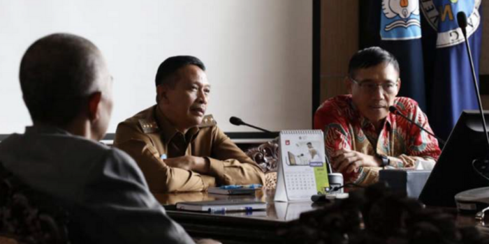 CARI SOLUSI: Wali Kota Malang Wahyu Hidayat (tengah) dan Rektor niversitas Negeri Malang Prof Hariyono (kanan) membahas upaya penyelesaian polemik lahan UM.