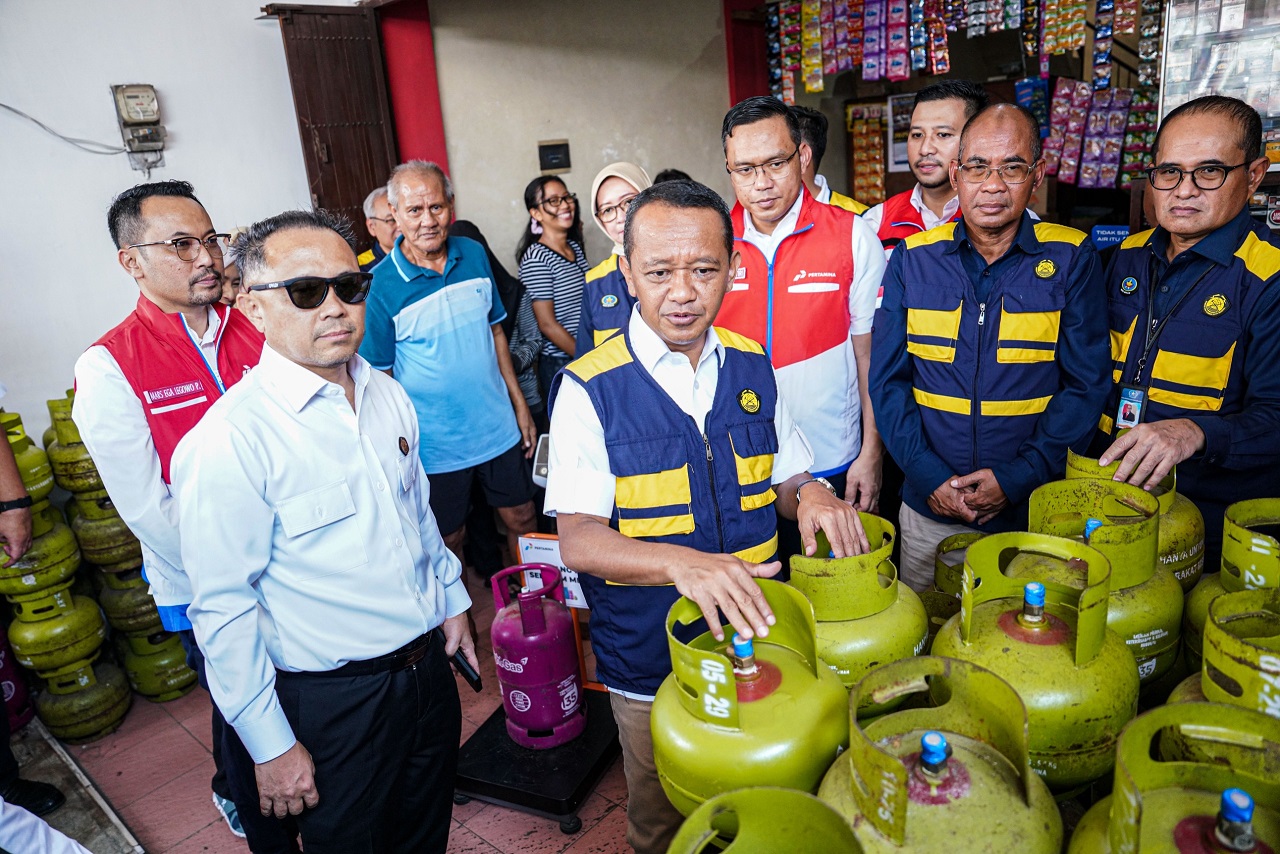 CEK LANGSUNG: Menteri ESDM Bahlil Lahadalia saat mengunjungi agen LPG untuk memastikan stok aman selama Lebaran.