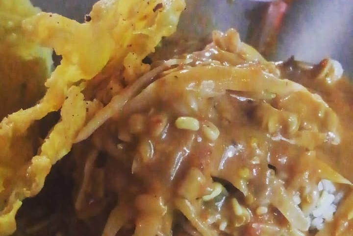 NGANGENIN: Nasi tumpang yang bakal dirindukan oleh warga Kediri yang ada diperantauan. Mudik Lebaran tahun ini adalah saat yang tepat melepas kerinduan itu.