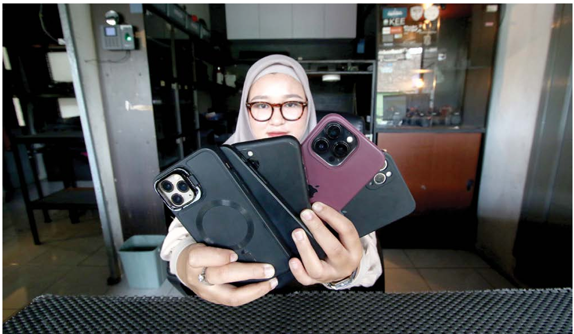ANIMO TINGGI: Salah satu penyedia jasa persewaan iPhone di wilayah rampal menunjukkan berbagai jenis gawai yang bisa disewa, kemarin. (SATRIA CAHYONO/RADAR MALANG)
