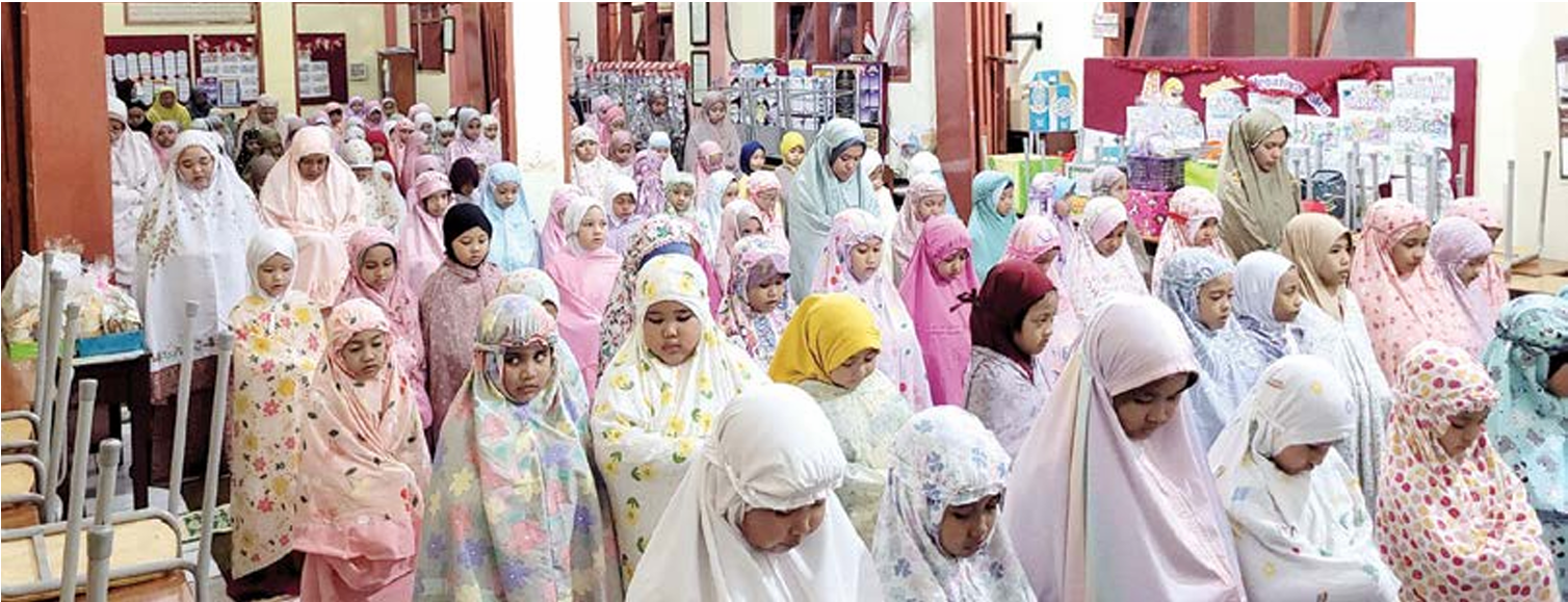KARAKTER ISLAMI: Seluruh siswa salat berjamaah pada kegiatan Pesantren Ramadan yang diadakan di SD Insan Amanah Malang, beberapa waktu lalu. (SD INSAN AMANAH MALANG FOR RADAR MALANG)