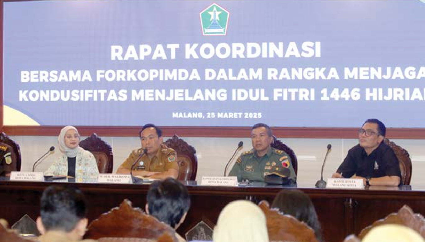 BAHAS BERSAMA: Wakil Wali Kota Malang Ali Muthohirin (dua dari kiri) memimpin rapat koordinasi bersama Forkopimda Kota Malang kemarin. (SATRIA CAHYONO/RADAR MALANG)