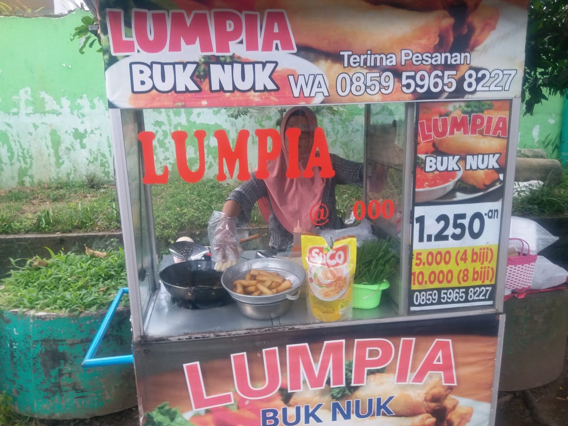 Selalu ramai, lumpia Mbak Nuk jadi salah satu takjil favorit warga Sawojajar. (RAISYA SEKAR FOR&nbsp;RADAR&nbsp;MALANG)