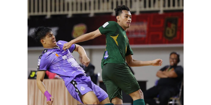 JAGA KONDISI: Pivot Unggul FC Malang Armia Zainul (kiri) berusaha merebut bola dari pemain Bintang Timur Surabaya dalam laga PFL Pekan ke-7 pada bulan Februari lalu.