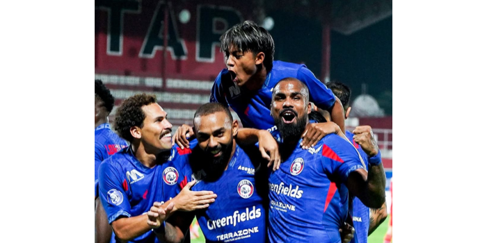 BERI EFEK POSITIF: Para pemain Arema FC merayakan gol ke gawang Barito Putera dalam laga BRI Liga 1 pekan 27, 13 Maret lalu.