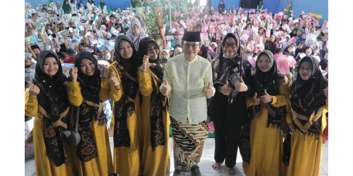 Bapak Iwan bersama ibu-ibu Fatayat NU dan anak yatim Kecamatan Pakis.