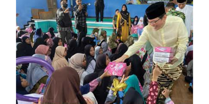 Bapak Iwan ikut membagikan mainan untuk anak yatim.