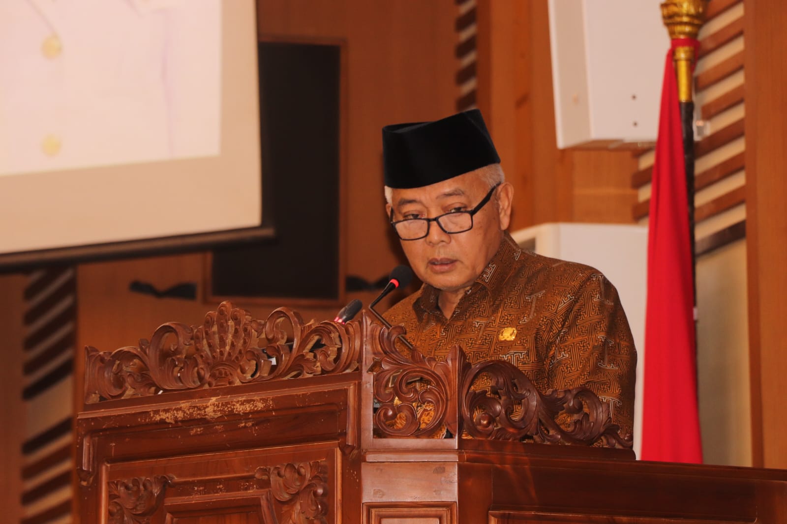 LANCAR: Bupati Malang Sanusi saat membacakan LKPJ di Ruang Rapat Paripurna DPRD Kabupaten Malang.