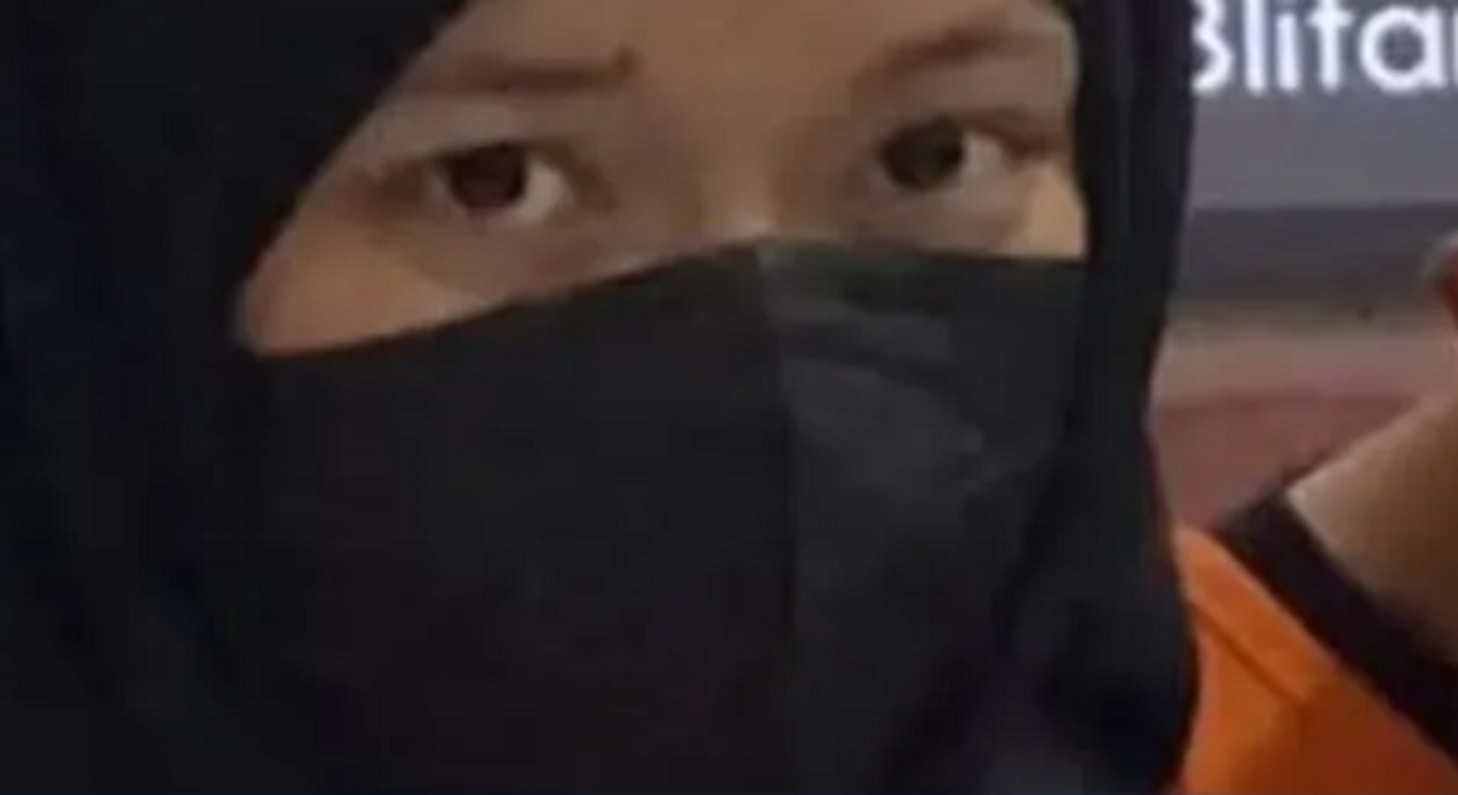 PELAKU: DER diamankan oleh petugas Polres Blitar Kota gara-gara aksi tak senonohnya saat live streaming.