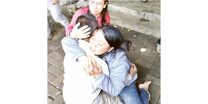 SEMPAT  HILANG: Salah satu pendaki Gunung Arjuno dipeluk sang ibu setelah ditemukan tim BasarnasSurabaya kemarin (26/3) pagi. (POLSEK KARANGPLOSO FOR RADAR MALANG)