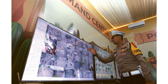 SIAGA: Personel memantau arus lalu lintas dari ruang command center di Mapolres Malang kemarin (26/3).