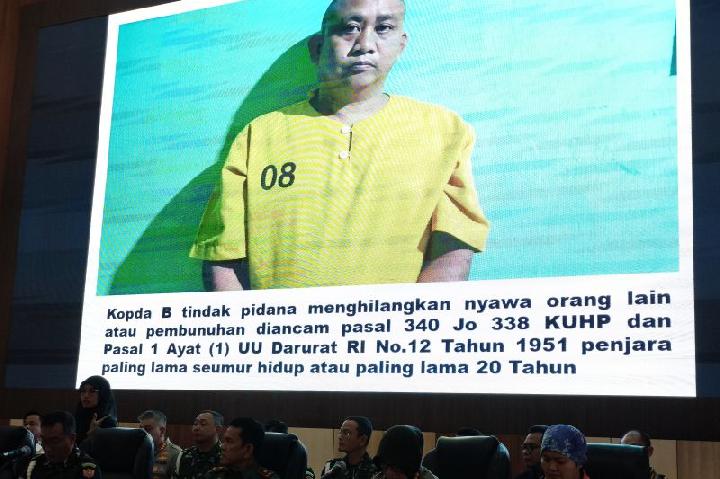 Foto Kopda B ditampilkan sebagai terduga pelaku penembakan polisis di Way Kanan penggerebekan judi sabung ayam saat konferensi pers di Mapolda Lampung, 25 Maret 2025. (ANTARA/Dian Hadiyatna)