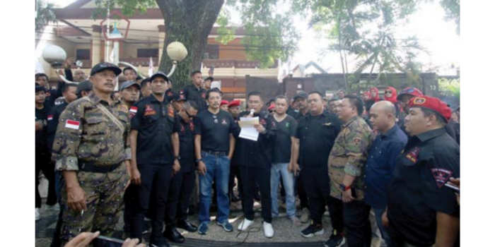 LAYANGKAN PROTES: Anggota Gerakan Rakyat Indonesia Bersatu (GRIB) Jaya DPC Malang Raya ikut turun menolak eksekusi rumah di Jalan Bandung, kemarin (SATRIA CAHYONO / RADAR MALANG).