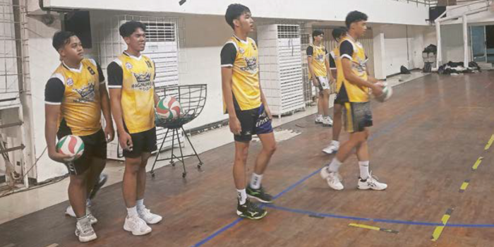 TARGETKAN EMAS: Atlet Voli Kota Malang melakukan pemanasan sebelum melawan Dynamic, Kota Blitar, di GOR Ken Arok, kemarin.