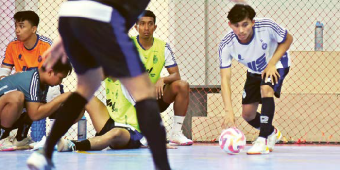 OPTIMALKAN WAKTU: Anchor Unggul FC Malang Ahmad Khoeron (kanan) berusaha melepaskan umpan dalam sesi latihan di Unggul Sport Center, beberapa waktu lalu.