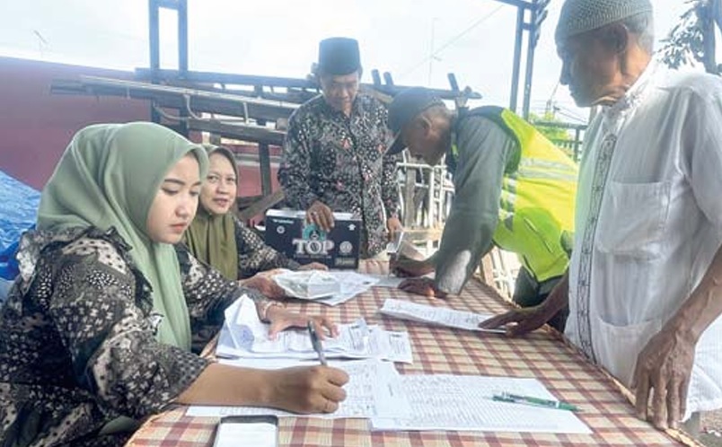 AKSI SOSIAL: Warga Desa Gampingan, Kecamatan Pagak antre mendapatkan THR dan bingkisan berupa sarung dan baju koko kemarin.