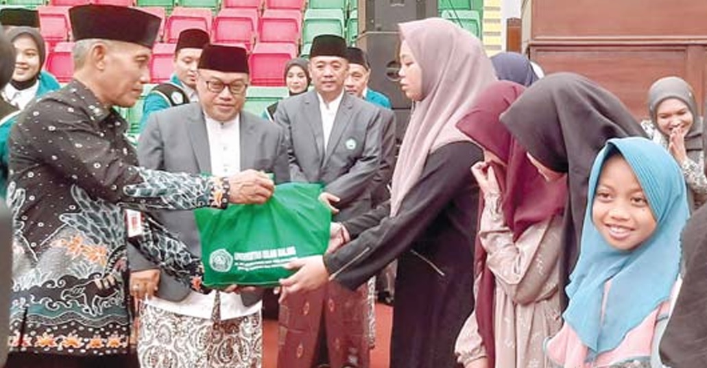 HUT KE-44: Rektor Unisma Prof Drs H Junaidi MPd (tengah) didampingi  perwakilan Pemkab Lumajang memberikan bantuan ke anak yatim dan duafa kemarin.