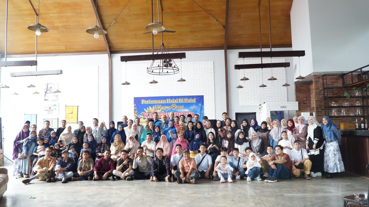 SECARA RUTIN: Pertemuan Keluarga Kartowijoyo yang telah berlangsung selaman 5 generasi pada tahun kemarin di Pandaan (11/4/2024).