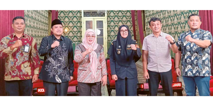 Plt Kadiskominfo Kabupaten Malang Wahyu Kurniati (dari dari kiri) bersama perwakilan Kantor Bea Cukai Malang setelah kegiatan gempur rokok ilegal di Pendapa Kabupaten Malang kemarin (27/3).