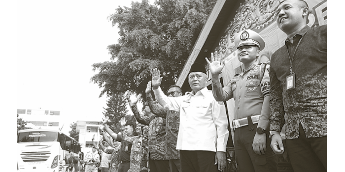 DEMI MASYARAKAT: Bupati Malang H M. Sanusi (tengah) melambaikan tangan kepada peserta Mudik Gratis yang diberangkatkan dari halaman Pendapa Agung Kabupaten Malang kemarin (27/3).
