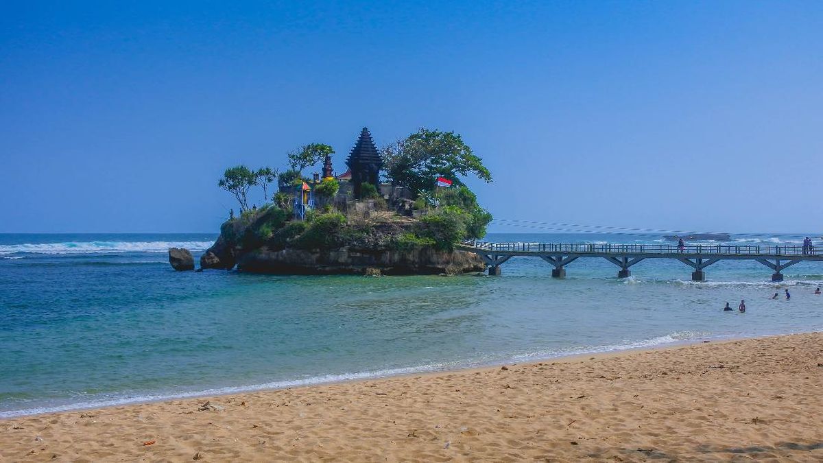 Pantai Balekambang. (CNN Indonesia)
