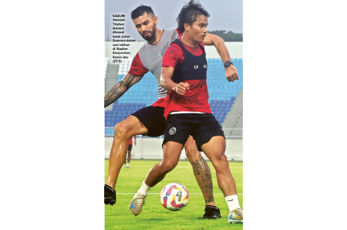 KAGUM: Hamzah Titofani (kanan) dikawal ketat Julian Guevara dalam sesi latihan di Stadion Kanjuruhan, Kamis lalu (27/3). (DARMONO/RADAR MALANG)