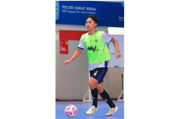 MENOLAK KURUS: Adam Ahlan berusaha mengatur tempo permainan dalam sesi i nternal game di Unggul Sport Center pada bulan Februari lalu. (MO UNGGUL FC MALANG FOR RADAR MALANG)