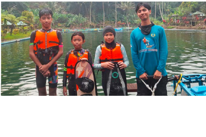 Atlet Ski Air Kota Malang menuntaskan latihan fisik dan teknik di Wendit Water Park, pekan lalu. Mereka mencari atlet dari cabor sepatu roda dan skateboard. (SKI AIR KOTA MALANG FOR RADAR MALANG)