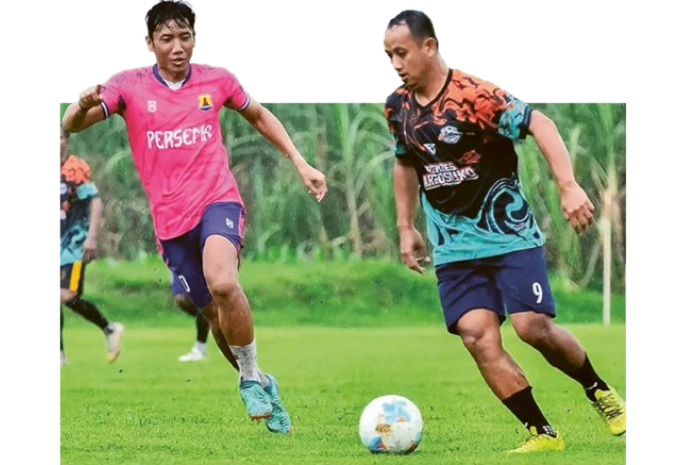 TIDAK KENDUR: Pelatih Kepala Persema Malang Ahmad Bustomi ikut bertanding saat Persema melakukan uji coba melawan tim lokal asal Poncokusomo, beberapa waktu lalu. (MO PERSEMA MALANG FOR RADAR MALANG)