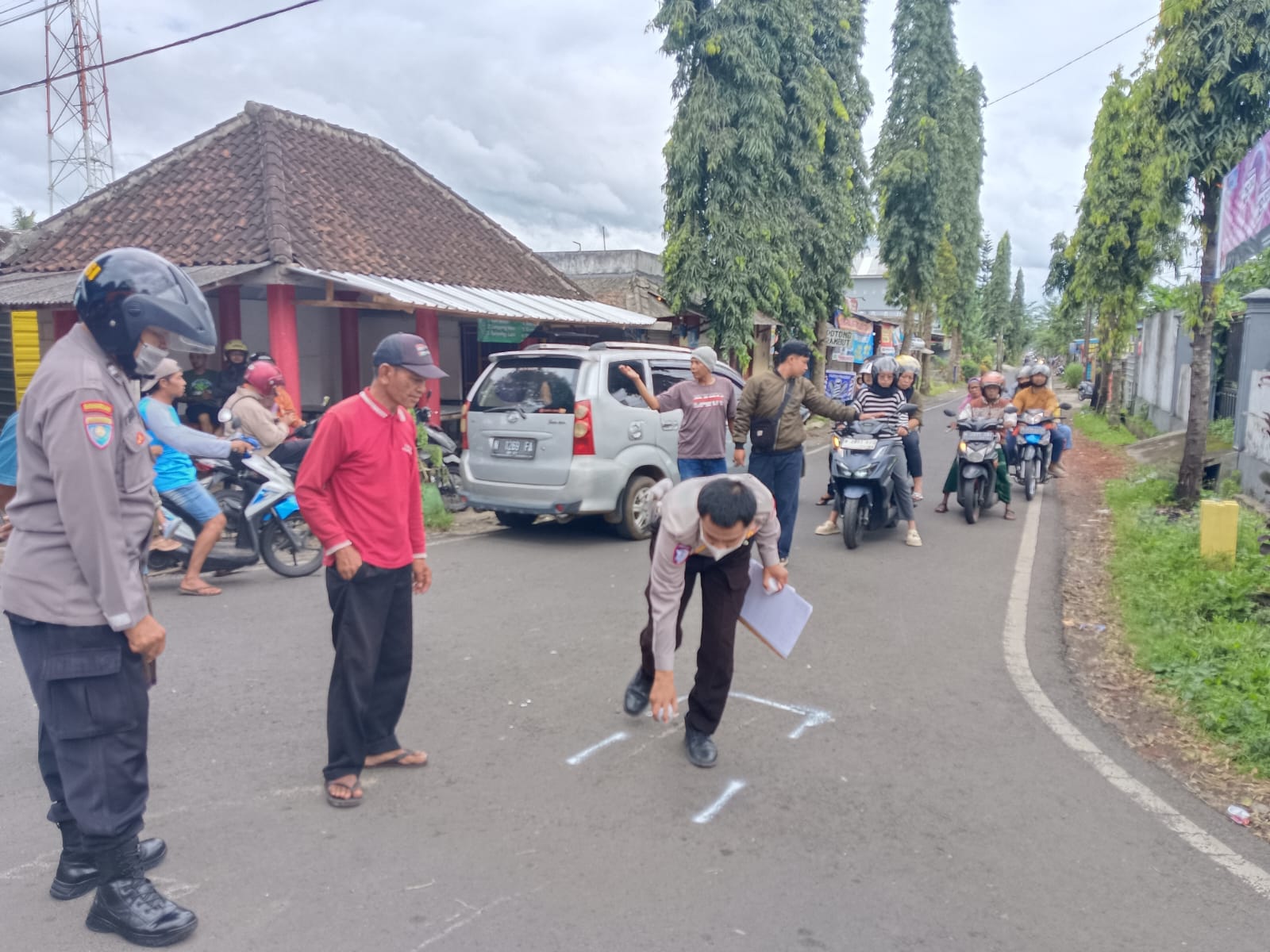 AKIBAT KELELAHAN : Polisi melakukan olah TKP di lokasi laka di Simpang Tiga Jalan Babatan, Arjowinangun, Kedungkandang. (UNIT LAKA SATLANTAS POLRESTA MALANG)
