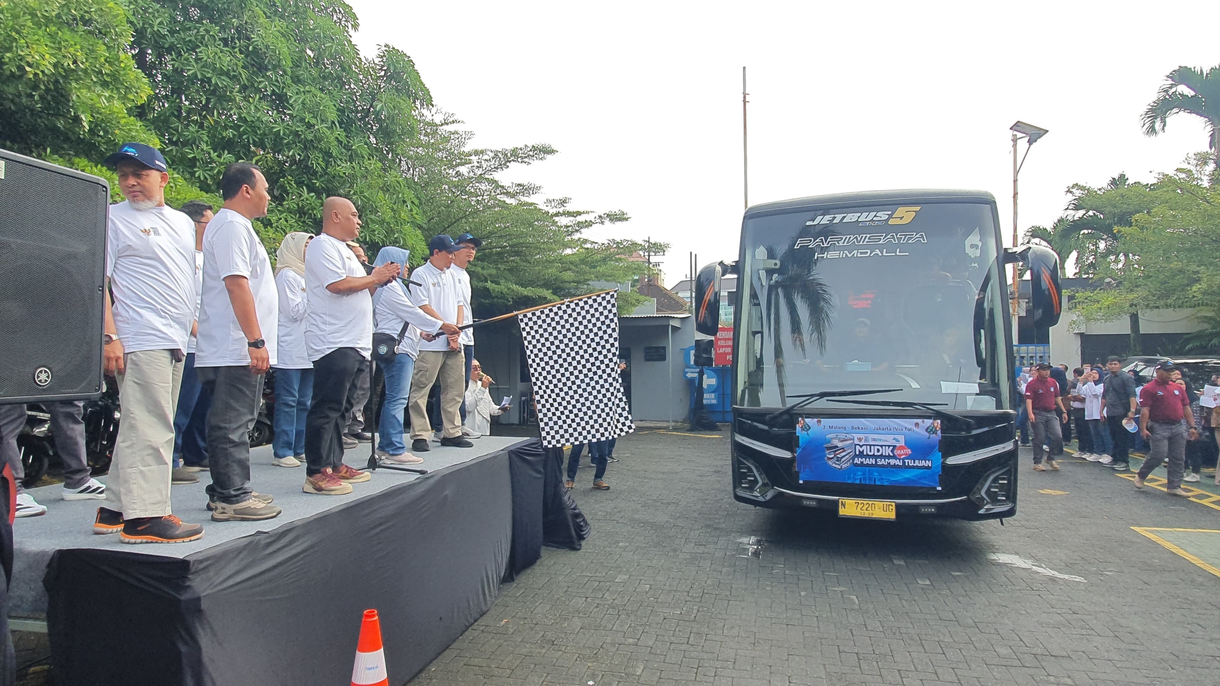 BUKA DELAPAN RUTE: Jajaran petinggi Perum Jasa Tirta (PJT) I Kota Malang memberangkatkan pemudik gratis, Kamis lalu (27/3). (PJT 1 FOR RADAR MALANG)