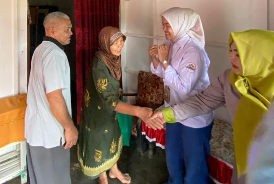 DIANTAR LANGSUNG: Tim dari Santerra De Laponte dan KPPAD Desa Pandesari datangi rumah warga untuk membagikan sembako.