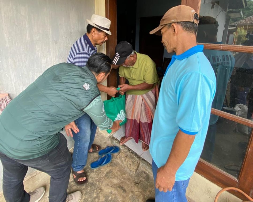 SENANG: Salah seorang warga  miskin yang menerima bantuan sembako sangat senang.