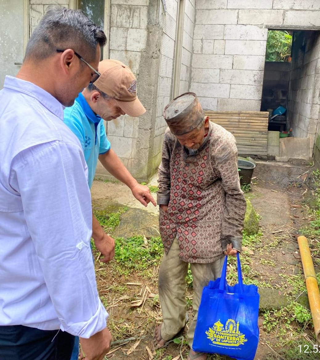 SEPUH: Tim dari Santerra De Laponte dan KPPAD Desa Pandesari mendampingi warga yang sudah tua.