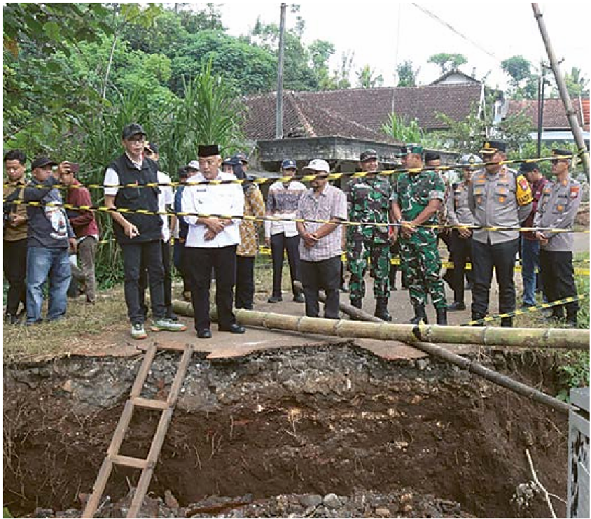 AMBROL: Bupati Malang H M. Sanusi meninjau Jembatan Kali Sumber andong di Dusun Sumberoto, Desa Sumberoto, Donomulyo, kemarin (28/3). (PROKOPIM FOR RADAR KANJURUHAN)