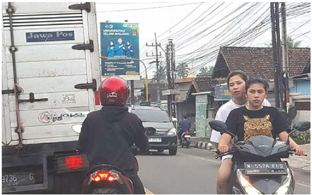 LANGGAR ATURAN: dua remaja mengendarai sepeda motor tanpa helm di Jalan Raya Pakisaji kemarin (28/3). (BIYAN MUDZAKY HANINDITO/RADAR KANJURUHAN)