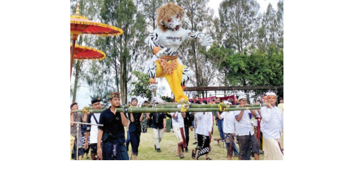 MERIAH: Umat Hindu Kota Batu juga merayakan tawur agung Kesanga di lapangan dusun Junggo, desa tulungrejo, Kecamatan Bumiaji.