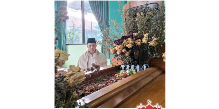 BANYAK JASA : Moh. Hasan R., salah satu pengurus pondok pesantren (ponpes) menunjukkan makam KH anwar nur di dalam ponpes an-nur 1, kemarin (28/3).