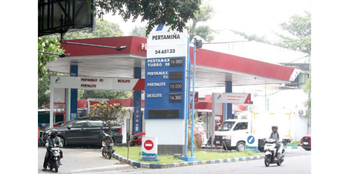 DIBUTUHKAN WARGA: Pembelian Pertamax di SPBU Jalan Bandung sudah berlangsung normal. Mulai banyak pengendara yang kembali mengantre (SATRIA CAHYONO / RADAR MALANG).