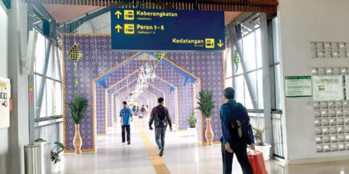TERTINGGI: Sejumlah penumpang hendak berangkat menuju daerah tujuan dari Stasiun Malang. Jumlah penumpang meningkat drastis dibanding harihari sebelumnya (DUROTUL KARIMAH / RADAR MALANG).