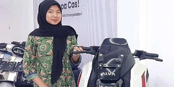 PEMINAT MENURUN: Dealer motor listrik E-Bike di Jalan Letjen Sutoyo, Blimbing menyajikan beberapa diskon untuk menarik minat pembeli.